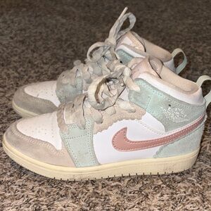 Kids Nike Air Jordan 1 Mid SE GS "Scalloped Edge" Sneaker